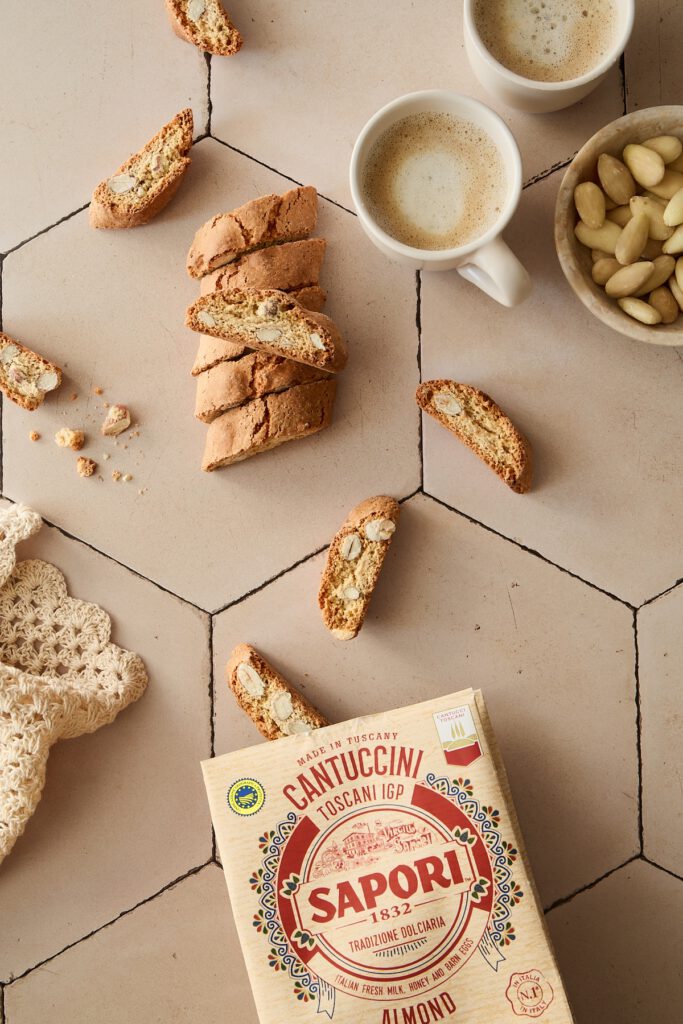 Cantuccini mit Verpackung auf Kacheln