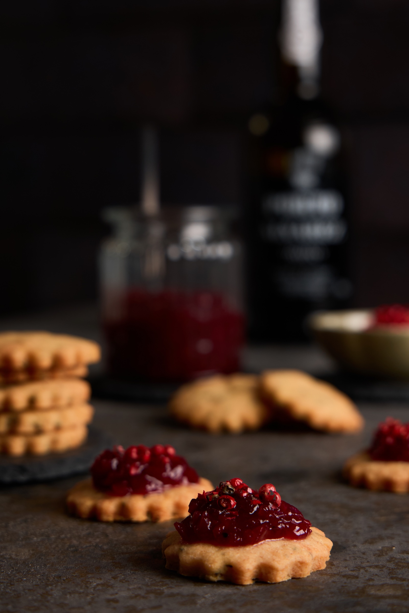 Kräutercracker mit Zwiebelmarmelade