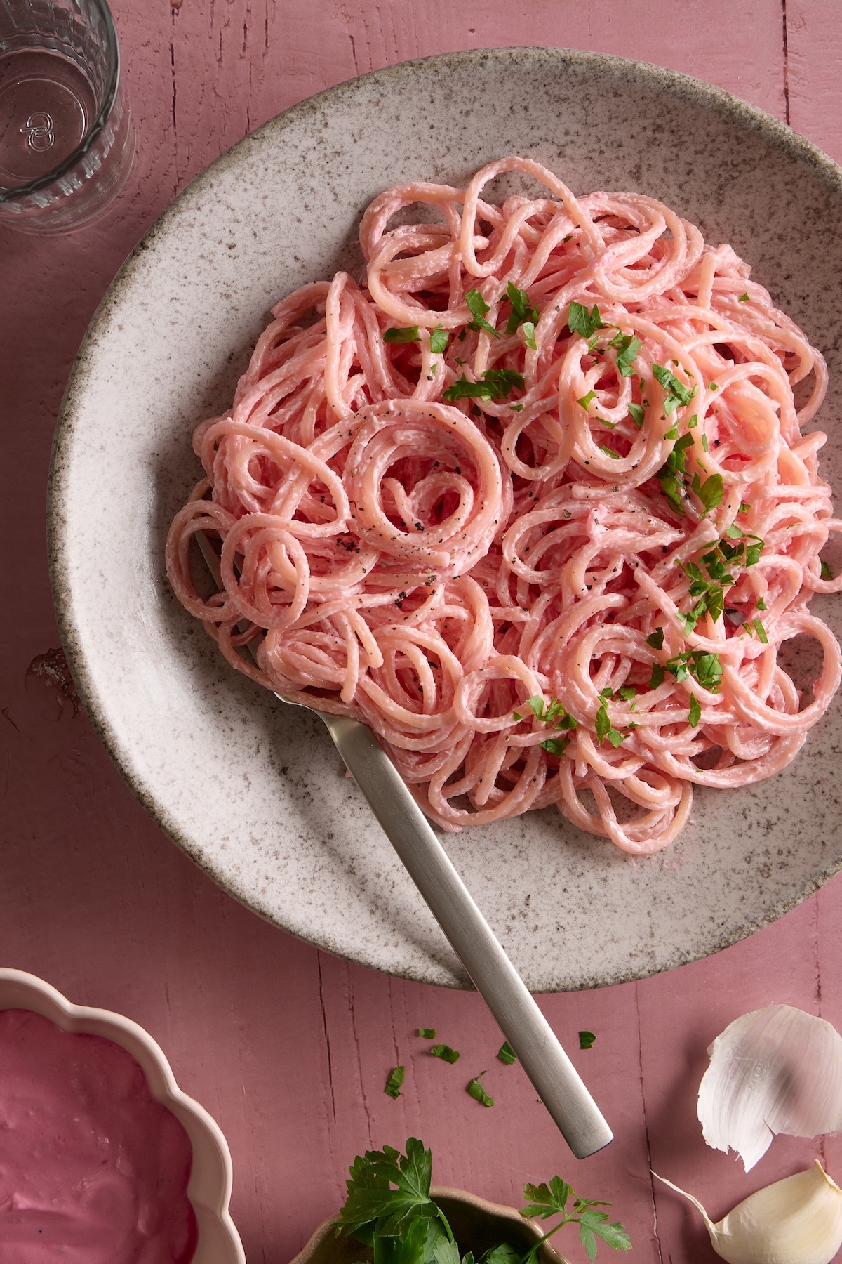 Rosa Pasta auf rosa Untergrund
